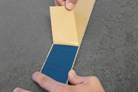 Bandă dublu adezivă pentru plinte UZIN U-TACK 40, 45 mm x 50 m 2
